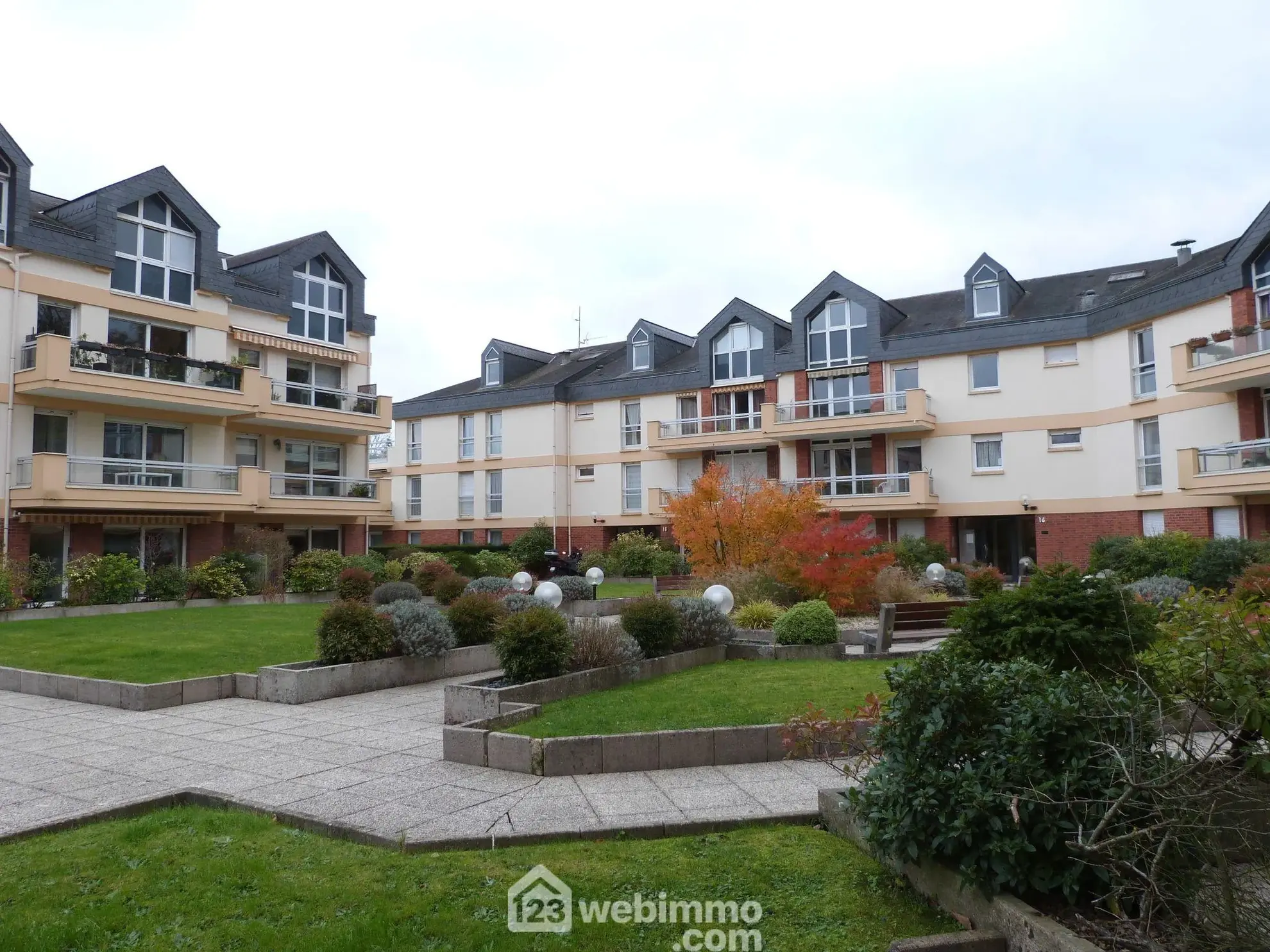Appartement 92m² à Mont-Saint-Aignan avec balcon et parking en résidence sécurisée 