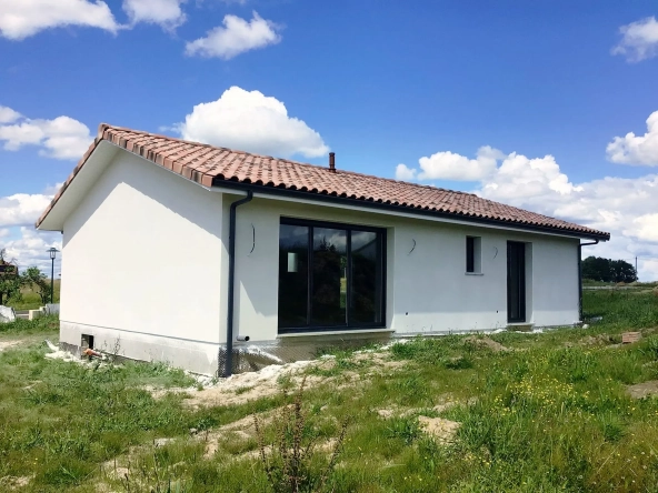 Maison neuve moderne à Saint-Germain-Lembron avec 3 chambres et faible consommation énergétique