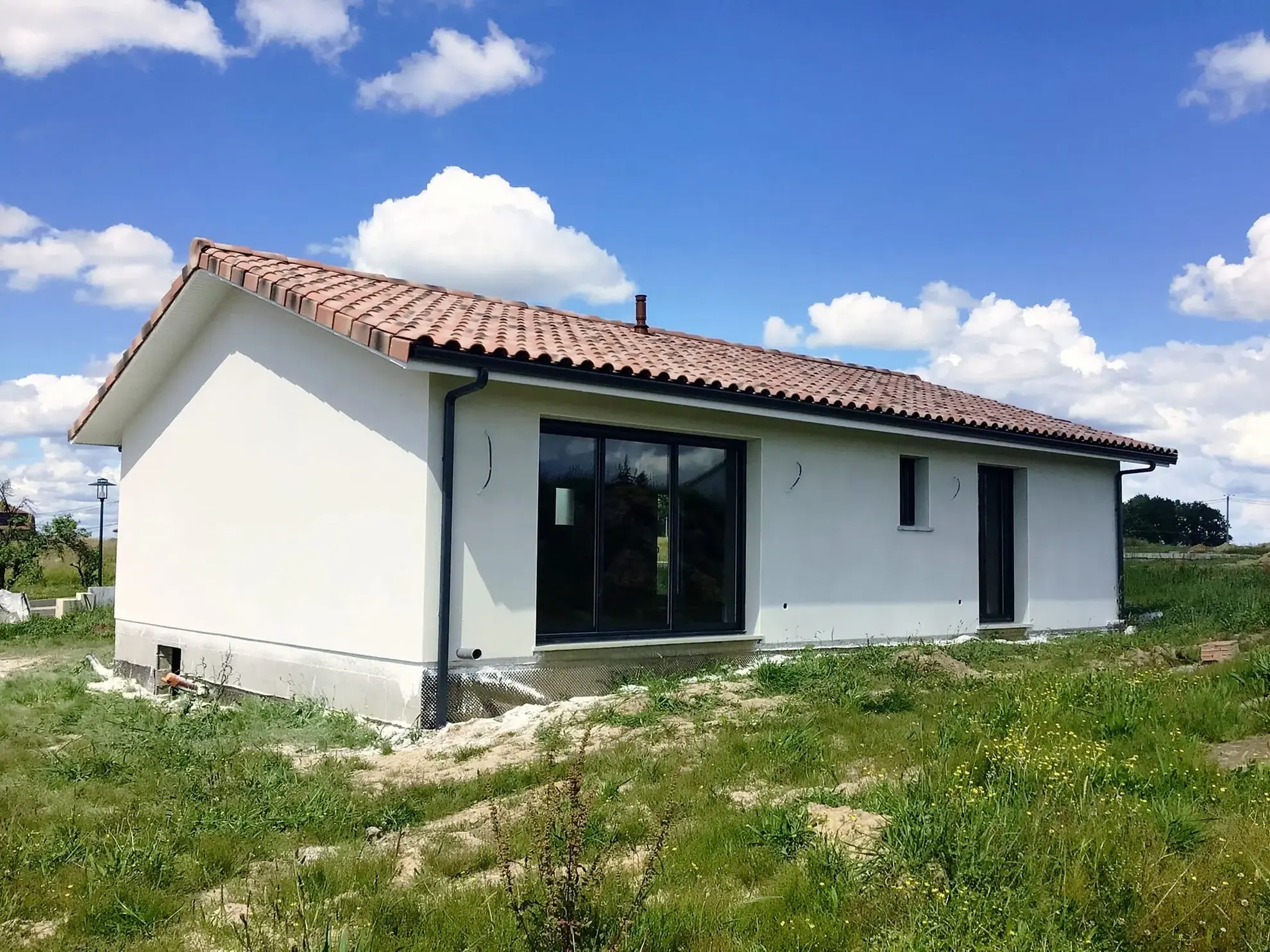 Maison neuve moderne à Saint-Germain-Lembron avec 3 chambres et faible consommation énergétique 