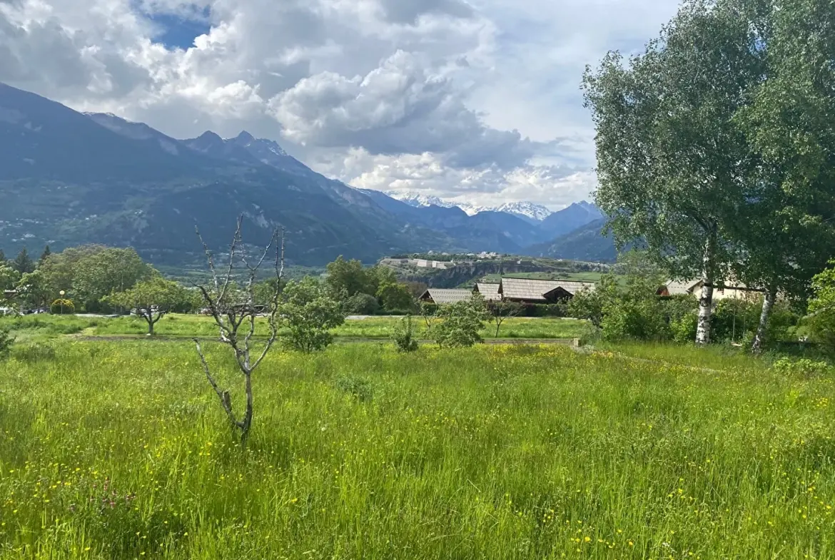 Terrain constructible de 472 m² à Risoul avec vue imprenable et accès facilité 