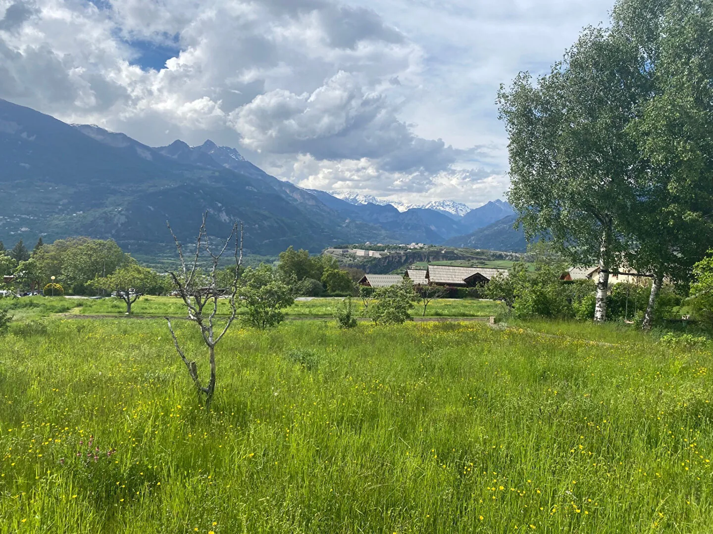 Terrain constructible de 472 m² à Risoul avec vue imprenable et accès facilité 