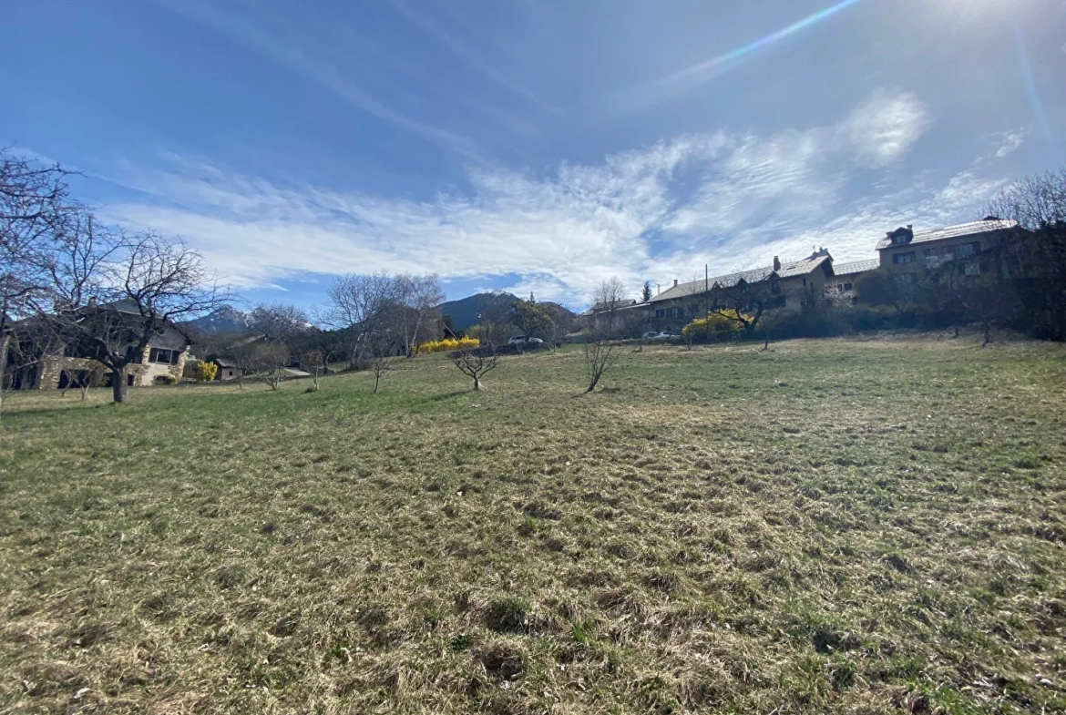 Terrain constructible de 472 m² à Risoul avec vue imprenable et accès facilité 