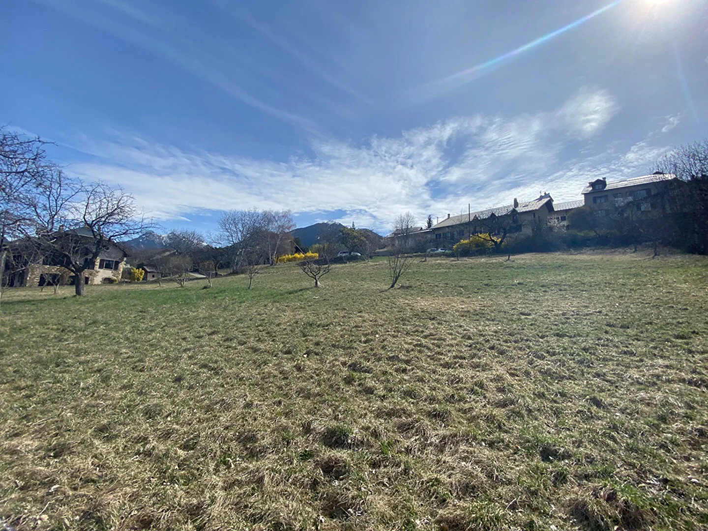 Terrain constructible de 472 m² à Risoul avec vue imprenable et accès facilité 