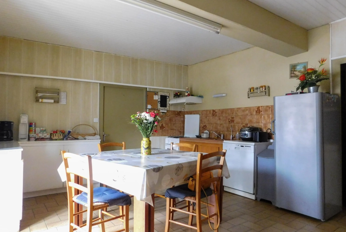 Maison de 140 m² à Chantonnay avec jardin, garage et potentiel de rénovation 
