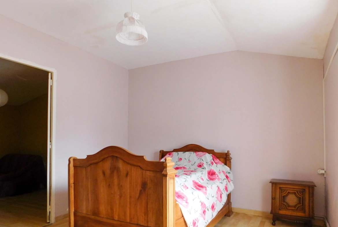 Maison de 140 m² à Chantonnay avec jardin, garage et potentiel de rénovation 