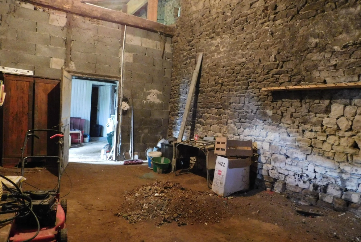 Maison de 140 m² à Chantonnay avec jardin, garage et potentiel de rénovation 