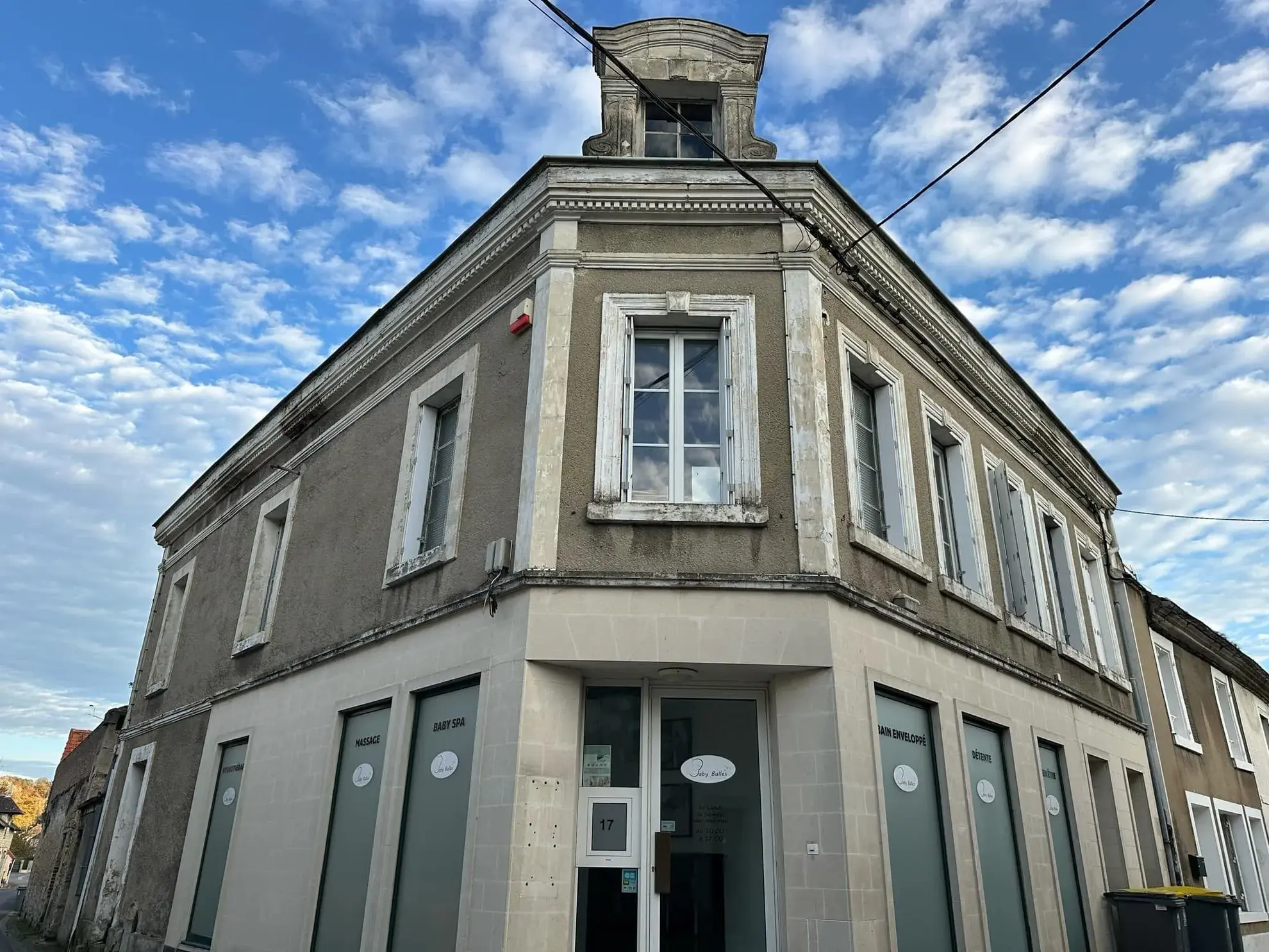 Immeuble de 214 m² avec local commercial et appartement à Bruyères-et-Montbérault 