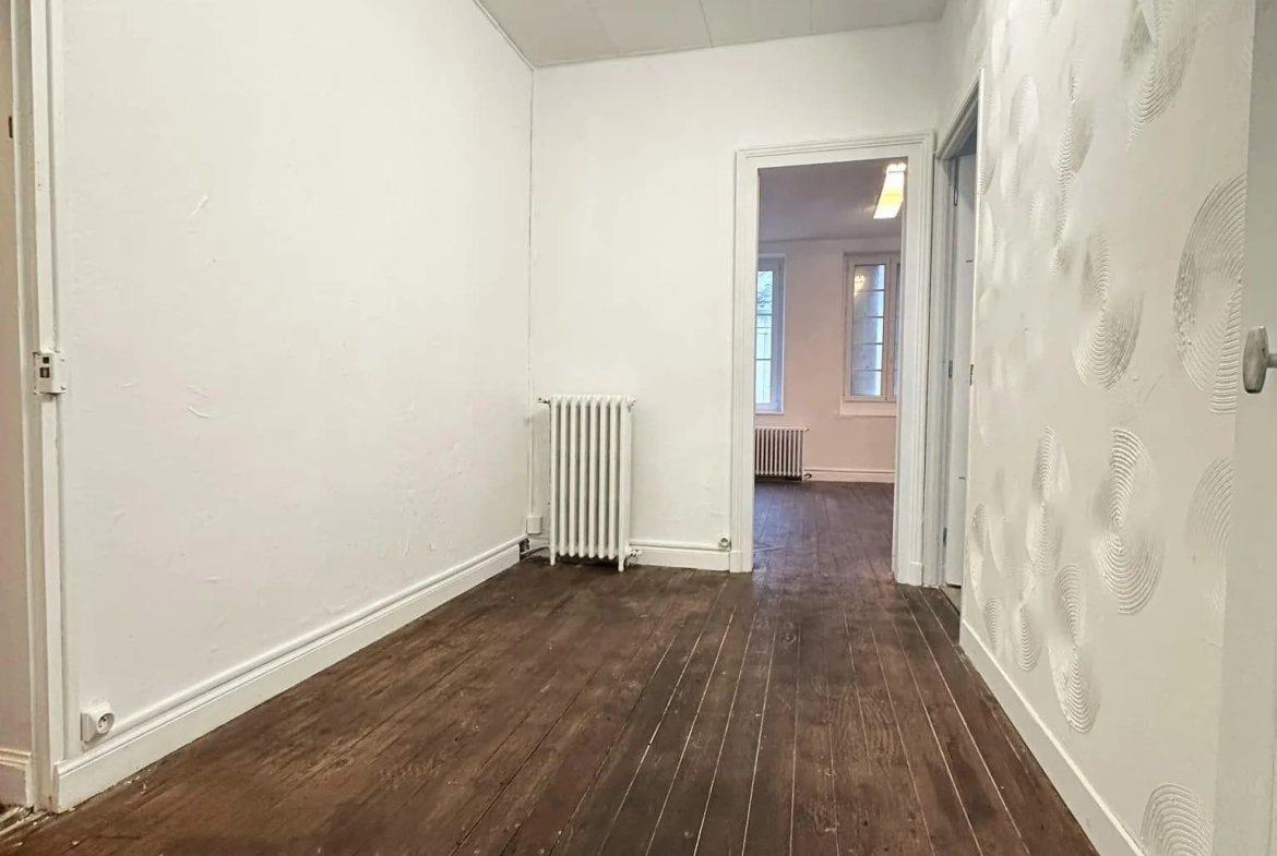 Immeuble de 214 m² avec local commercial et appartement à Bruyères-et-Montbérault 
