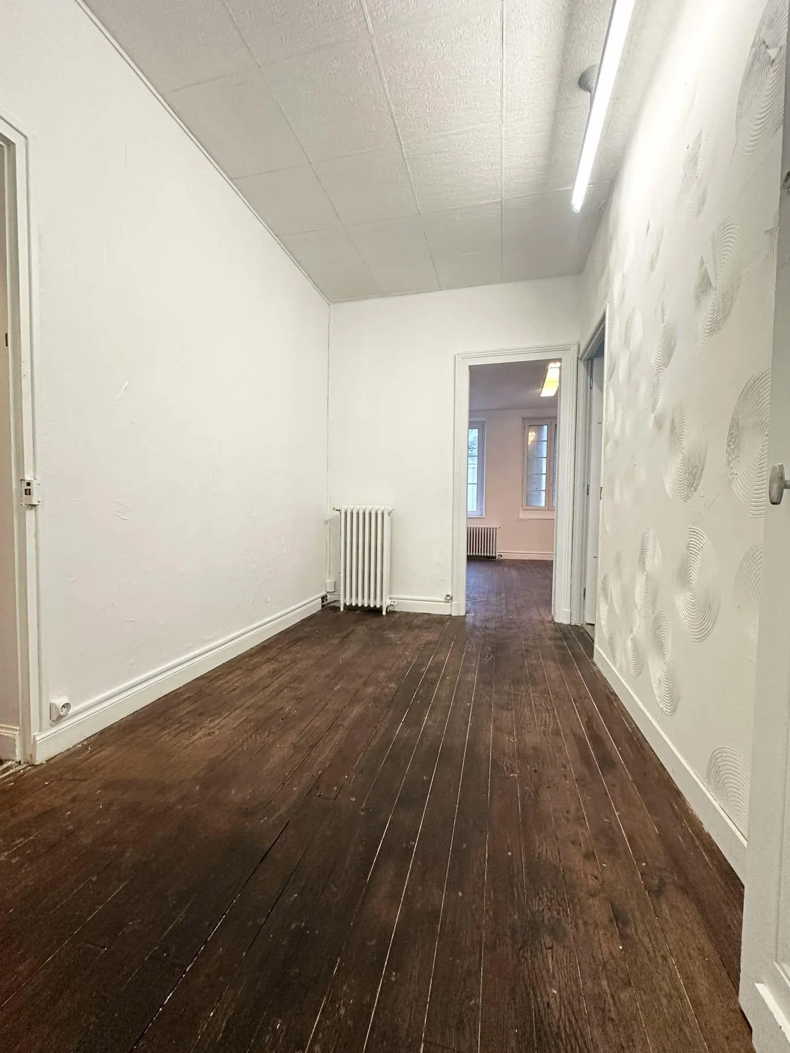 Immeuble de 214 m² avec local commercial et appartement à Bruyères-et-Montbérault 