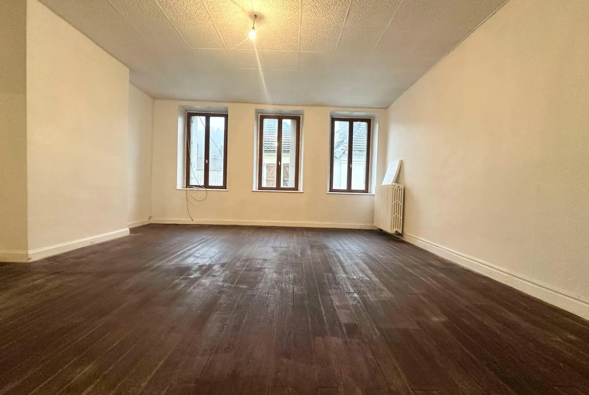 Immeuble de 214 m² avec local commercial et appartement à Bruyères-et-Montbérault 
