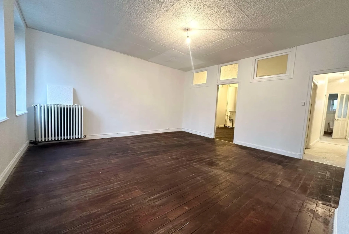 Immeuble de 214 m² avec local commercial et appartement à Bruyères-et-Montbérault 