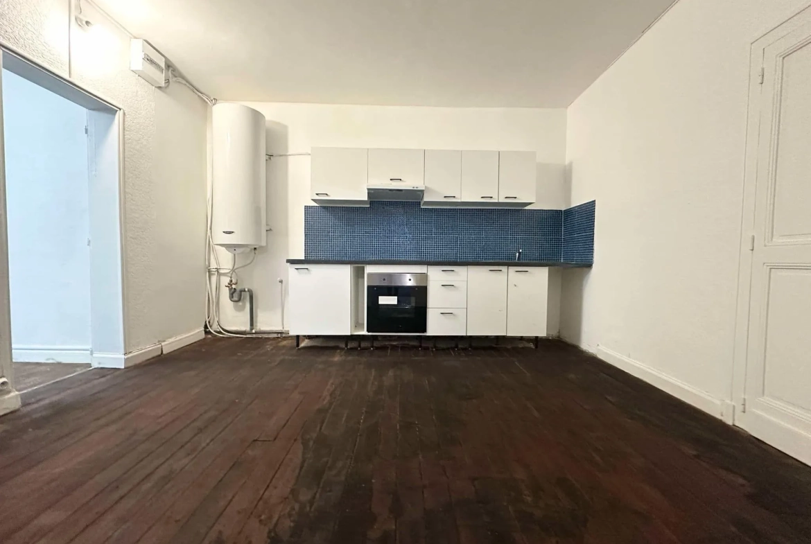 Immeuble de 214 m² avec local commercial et appartement à Bruyères-et-Montbérault 