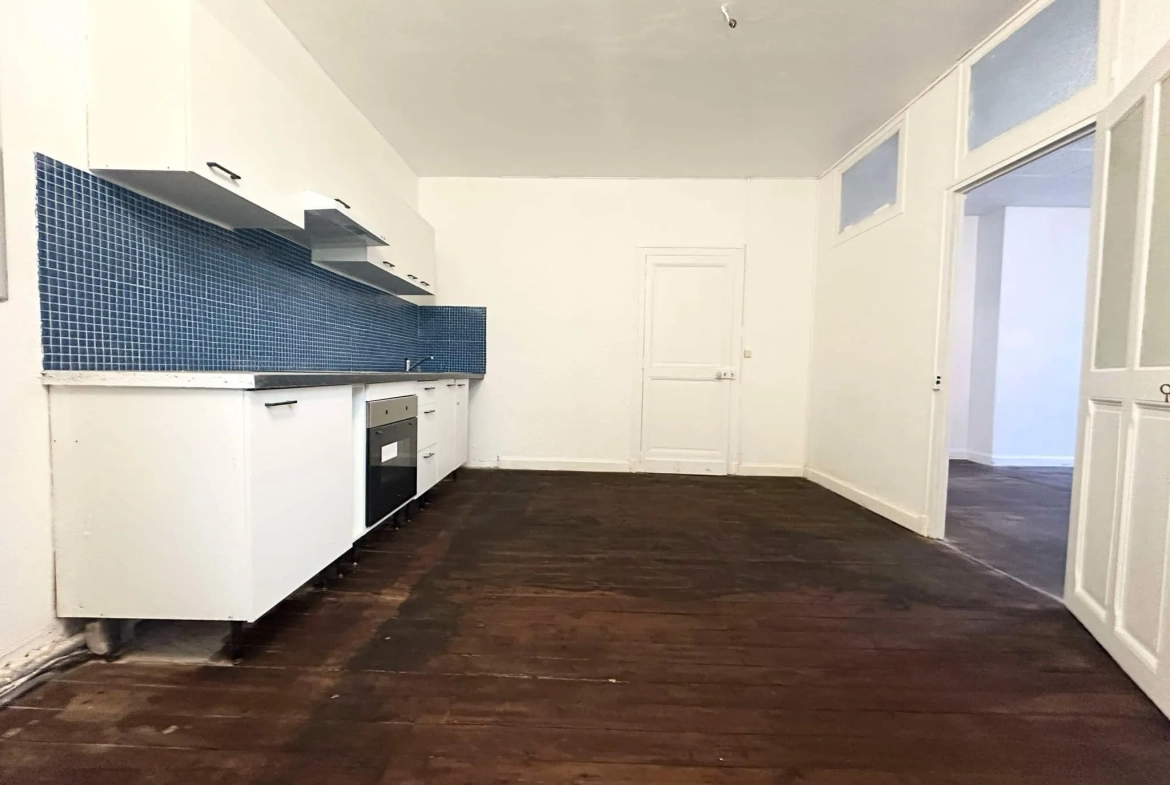 Immeuble de 214 m² avec local commercial et appartement à Bruyères-et-Montbérault 