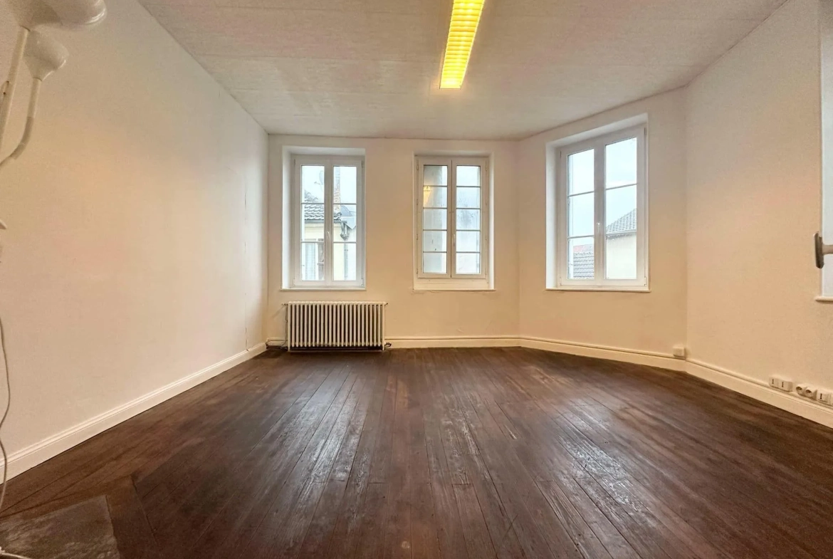Immeuble de 214 m² avec local commercial et appartement à Bruyères-et-Montbérault 