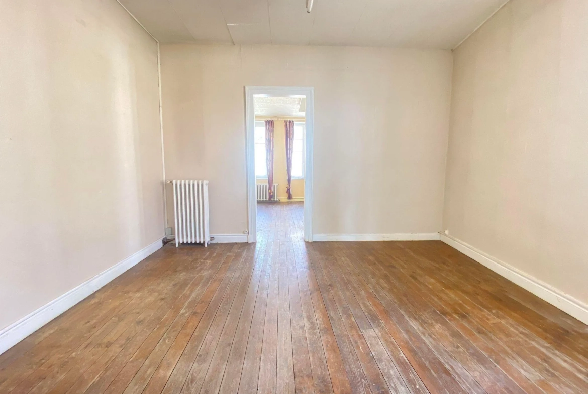Immeuble de 214 m² avec local commercial et appartement à Bruyères-et-Montbérault 