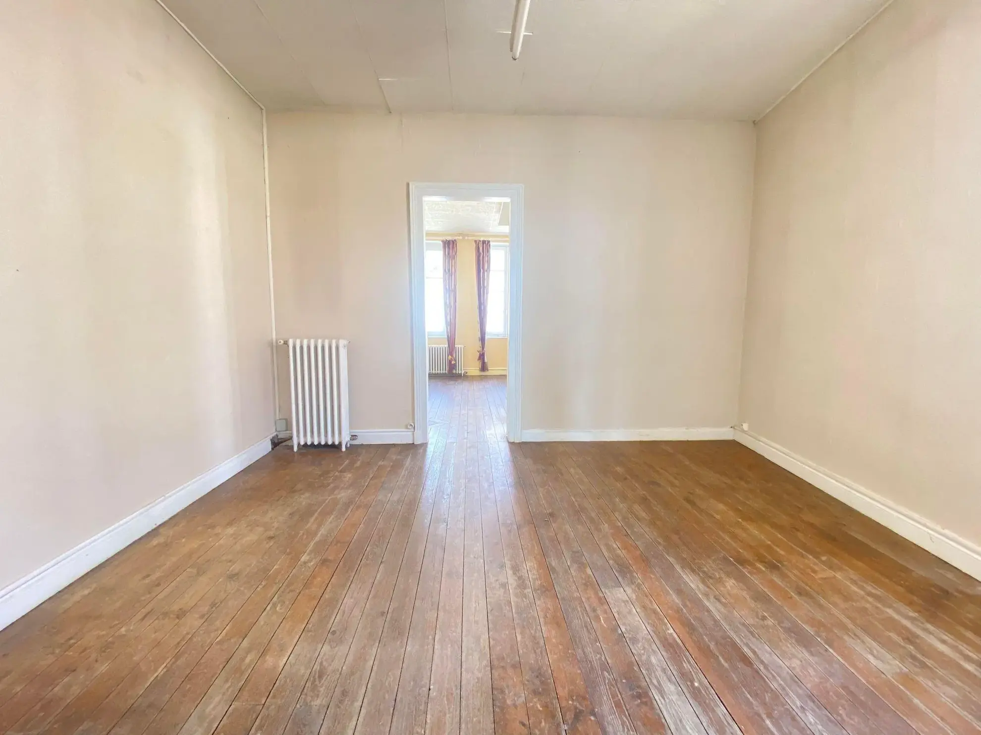 Immeuble de 214 m² avec local commercial et appartement à Bruyères-et-Montbérault 