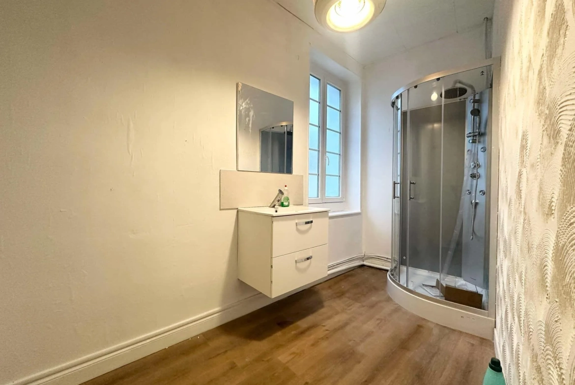 Immeuble de 214 m² avec local commercial et appartement à Bruyères-et-Montbérault 