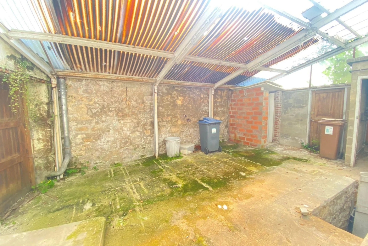 Immeuble de 214 m² avec local commercial et appartement à Bruyères-et-Montbérault 