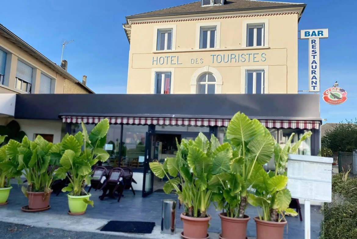 Ancienne salle de restaurant à rénover à Lestelle Betharram - 131 m² avec terrasse et parking privé 