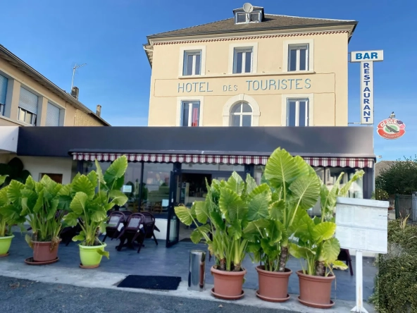 Ancienne salle de restaurant à rénover à Lestelle Betharram - 131 m² avec terrasse et parking privé