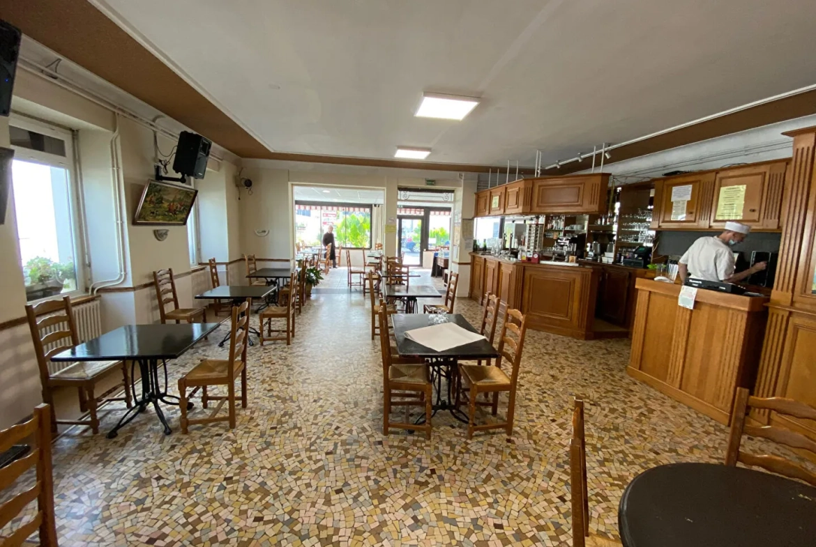 Ancienne salle de restaurant à rénover à Lestelle Betharram - 131 m² avec terrasse et parking privé 