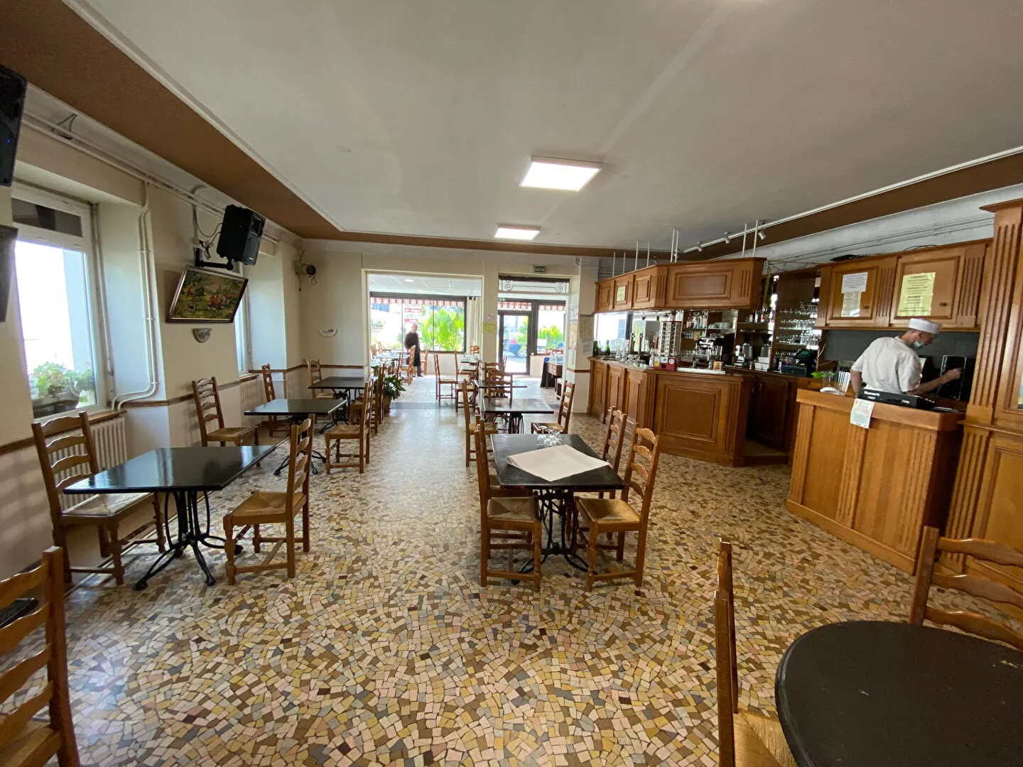 Ancienne salle de restaurant à rénover à Lestelle Betharram - 131 m² avec terrasse et parking privé 