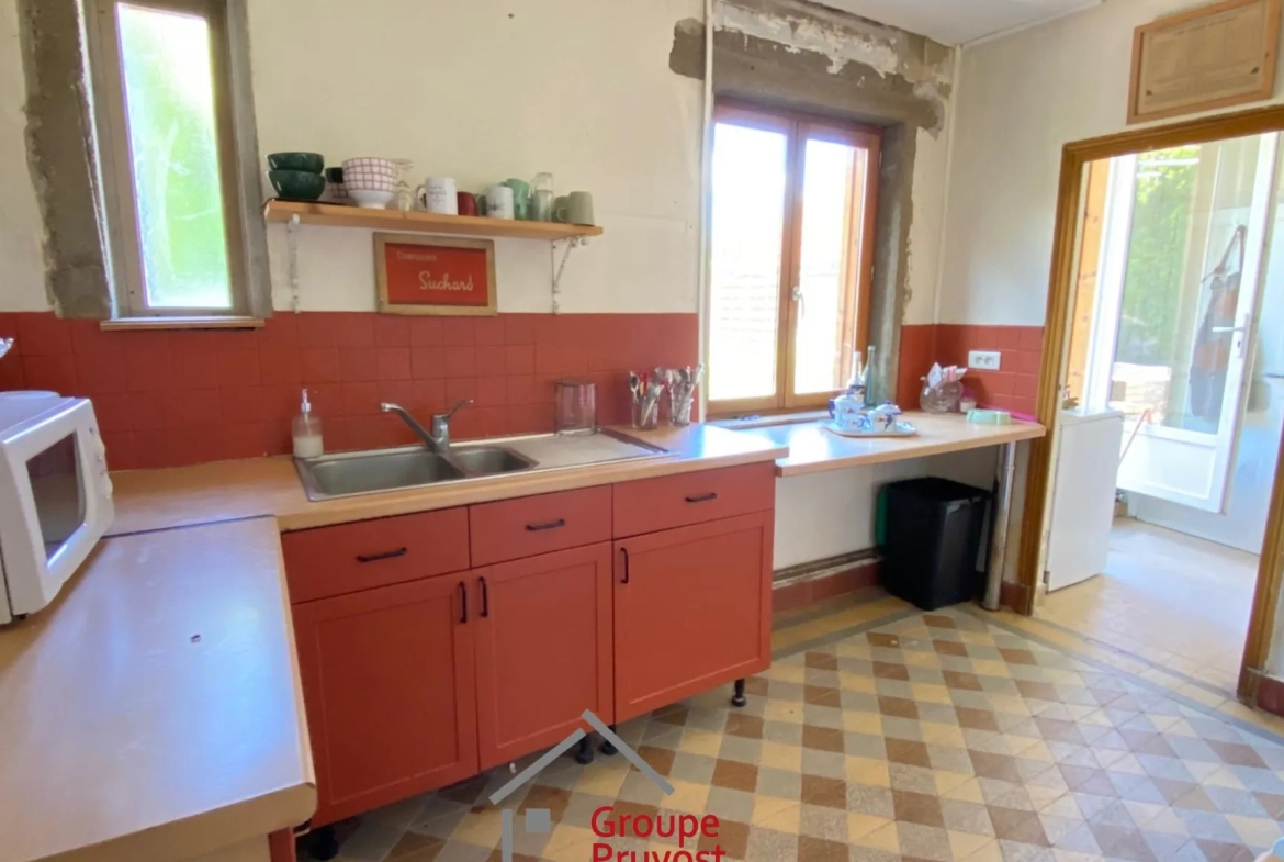 Belle maison de village à rénover proche de Cluny, 128 m² avec jardin et potentiel d’agrandissement 