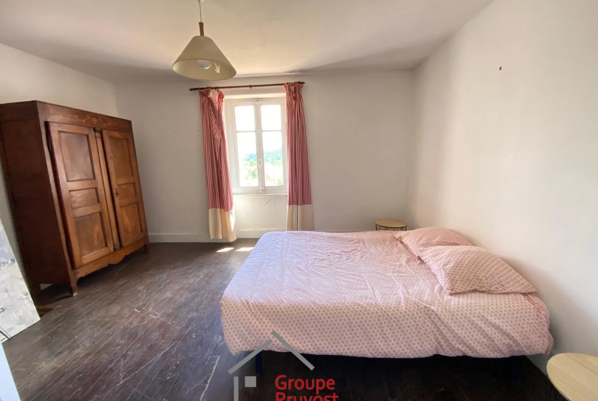 Belle maison de village à rénover proche de Cluny, 128 m² avec jardin et potentiel d’agrandissement 