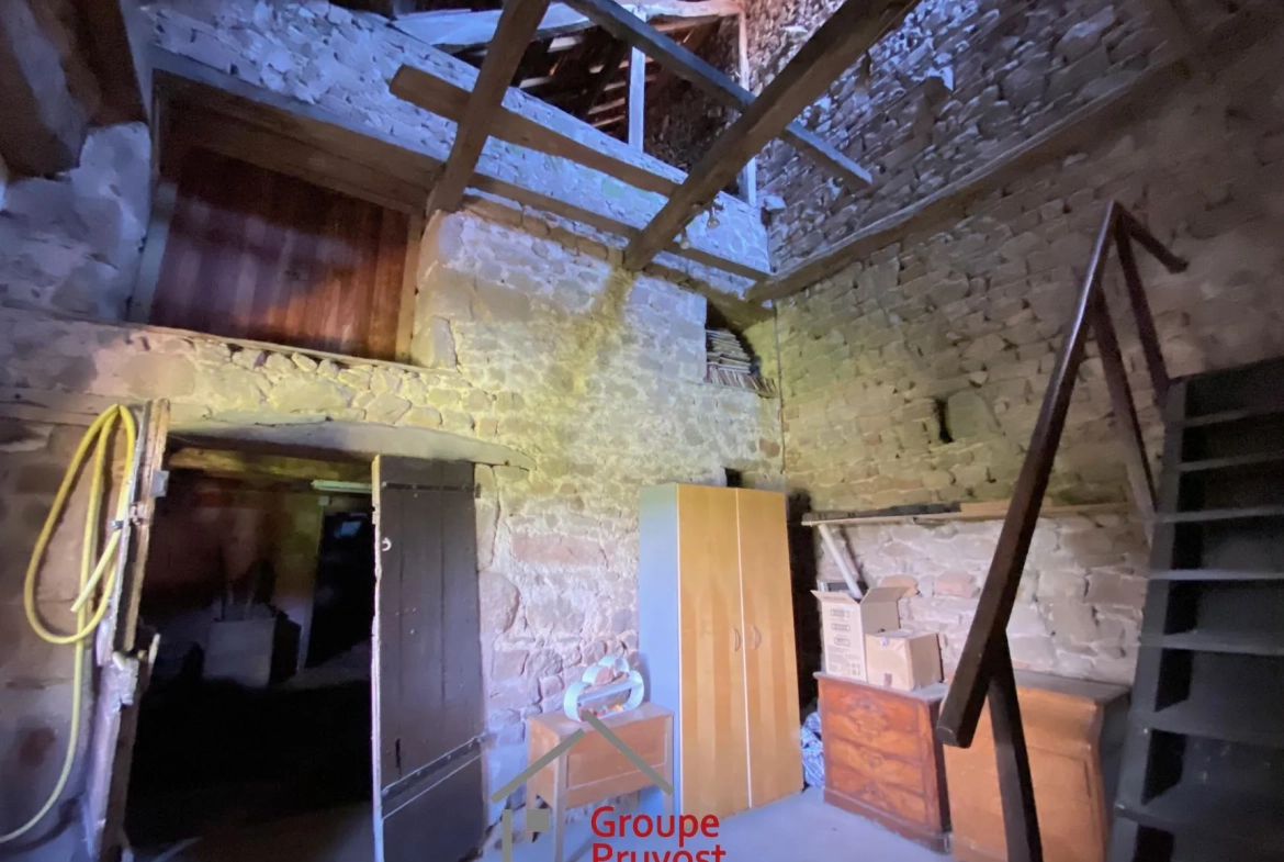Belle maison de village à rénover proche de Cluny, 128 m² avec jardin et potentiel d’agrandissement 