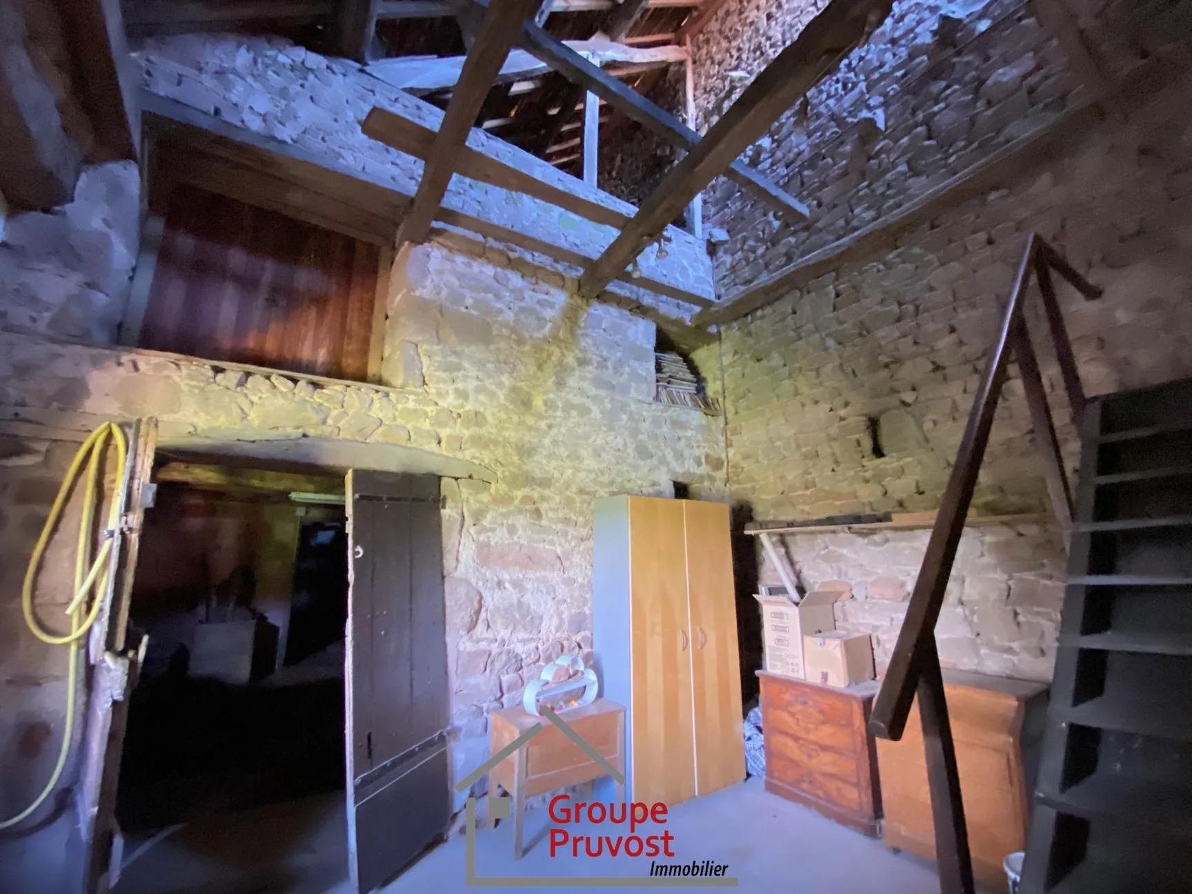 Belle maison de village à rénover proche de Cluny, 128 m² avec jardin et potentiel d’agrandissement 
