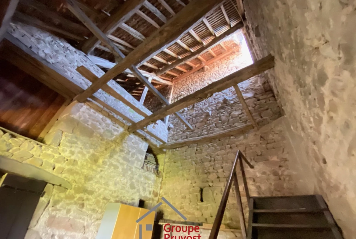 Belle maison de village à rénover proche de Cluny, 128 m² avec jardin et potentiel d’agrandissement 