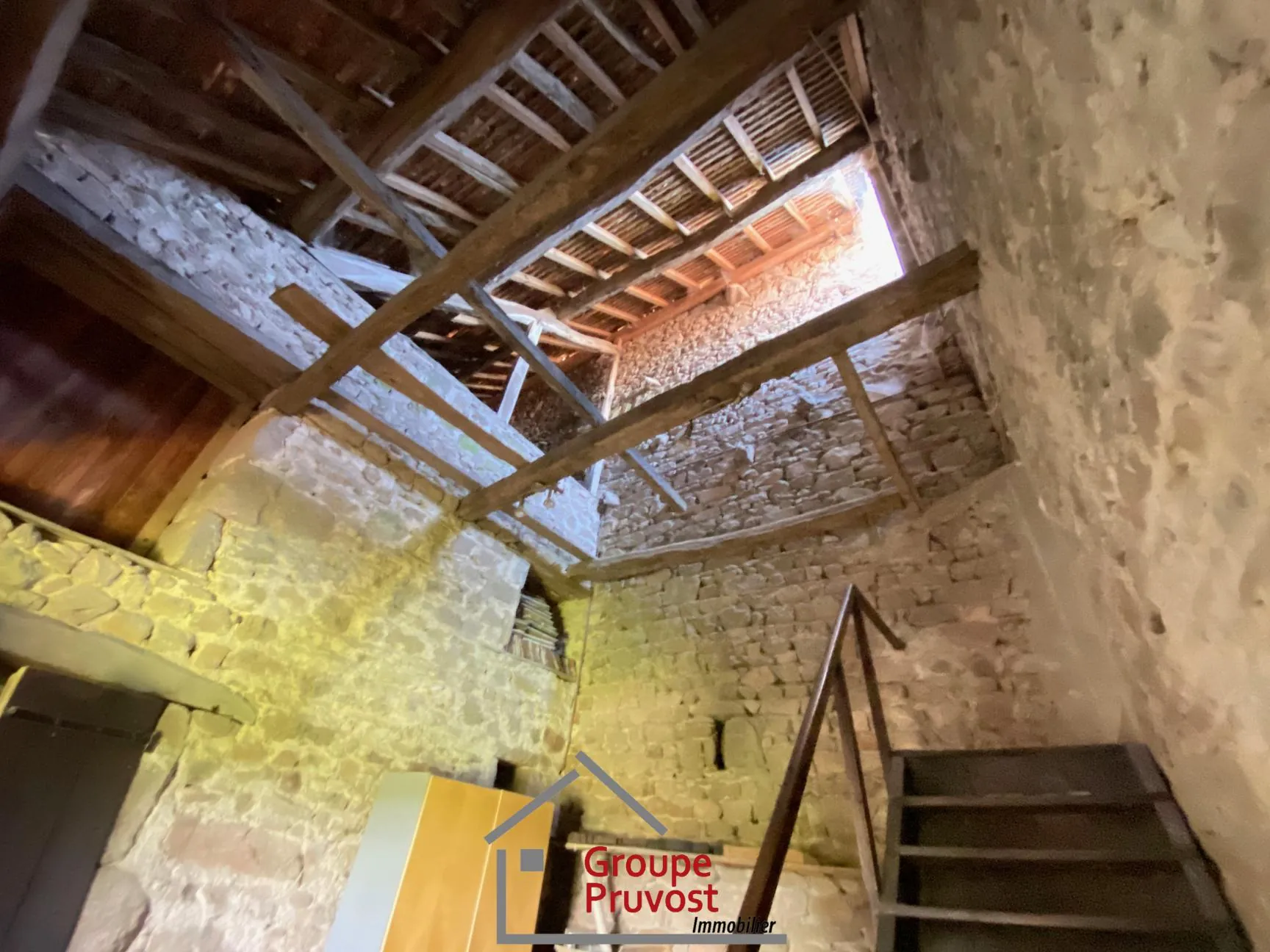 Belle maison de village à rénover proche de Cluny, 128 m² avec jardin et potentiel d’agrandissement 