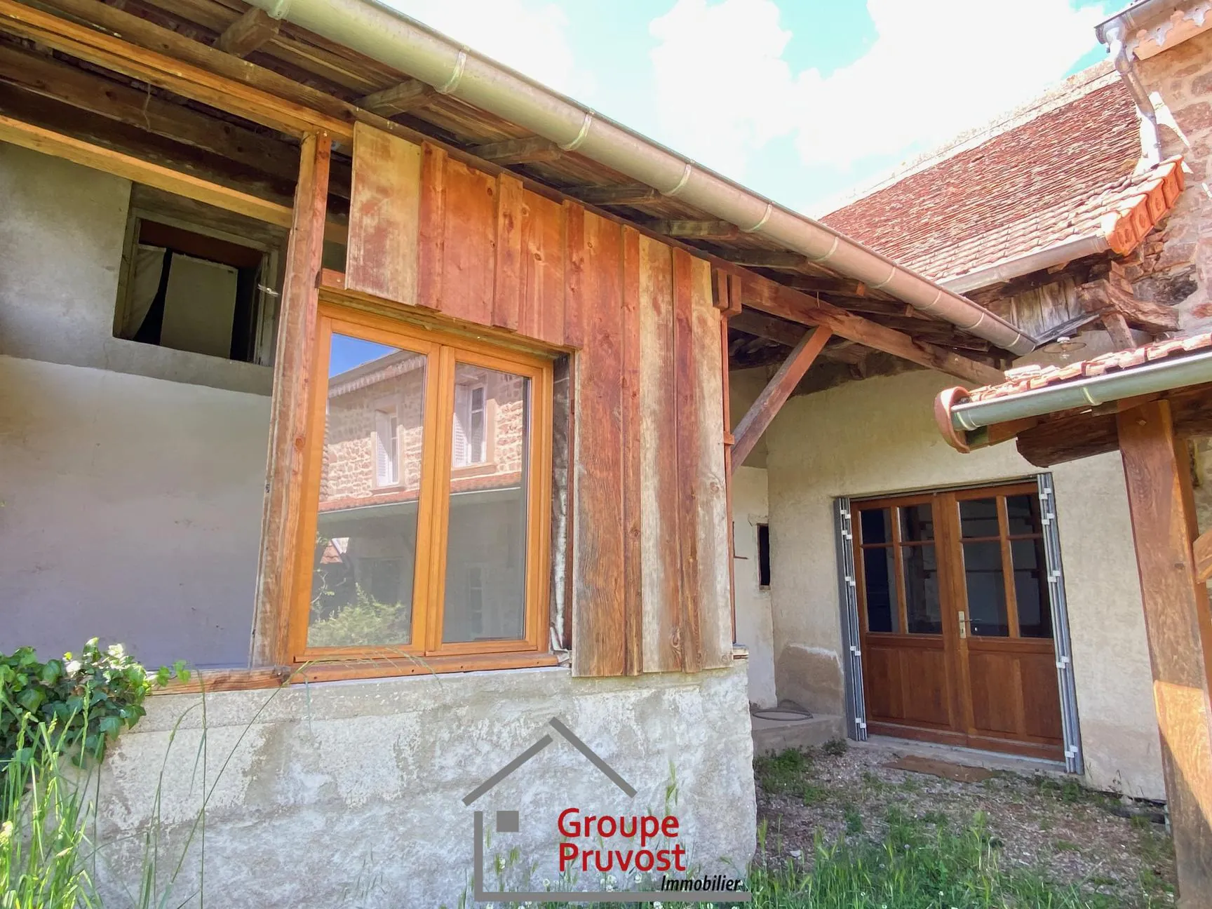 Belle maison de village à rénover proche de Cluny, 128 m² avec jardin et potentiel d’agrandissement 