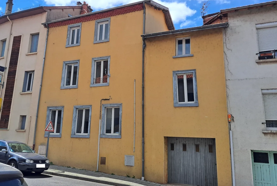 Maison de ville à rénover à Ambert de 145 m² avec garage et cave, à vendre à 74 500 euros 