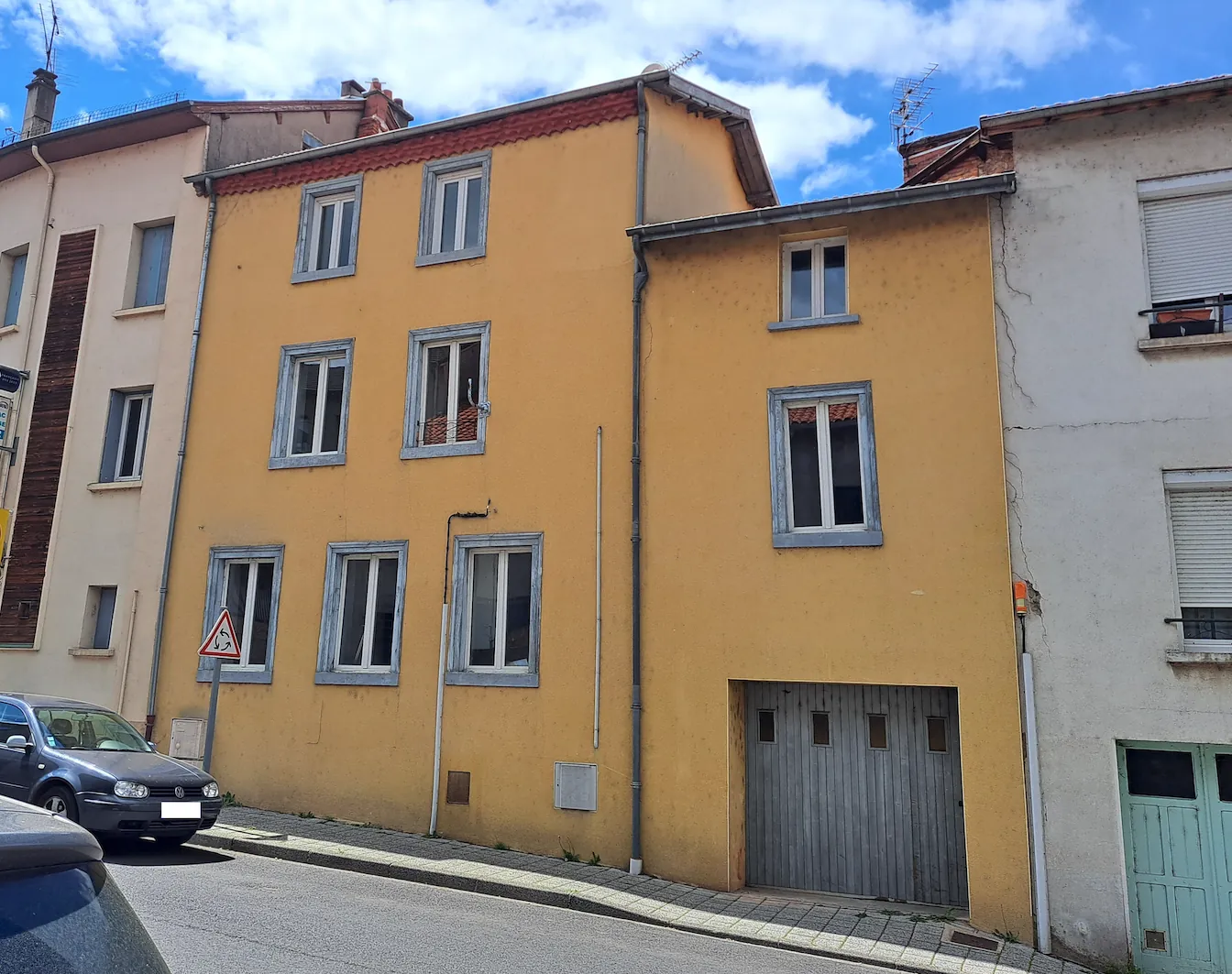 Maison de ville à rénover à Ambert de 145 m² avec garage et cave, à vendre à 74 500 euros 