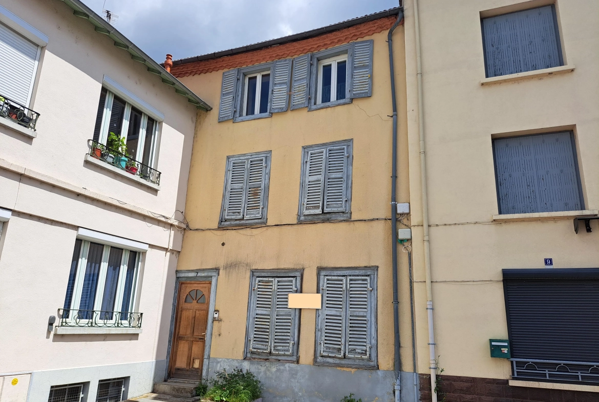 Maison de ville à rénover à Ambert de 145 m² avec garage et cave, à vendre à 74 500 euros 