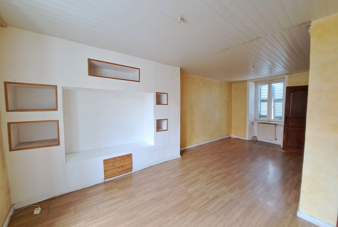 Maison de ville à rénover à Ambert de 145 m² avec garage et cave, à vendre à 74 500 euros 