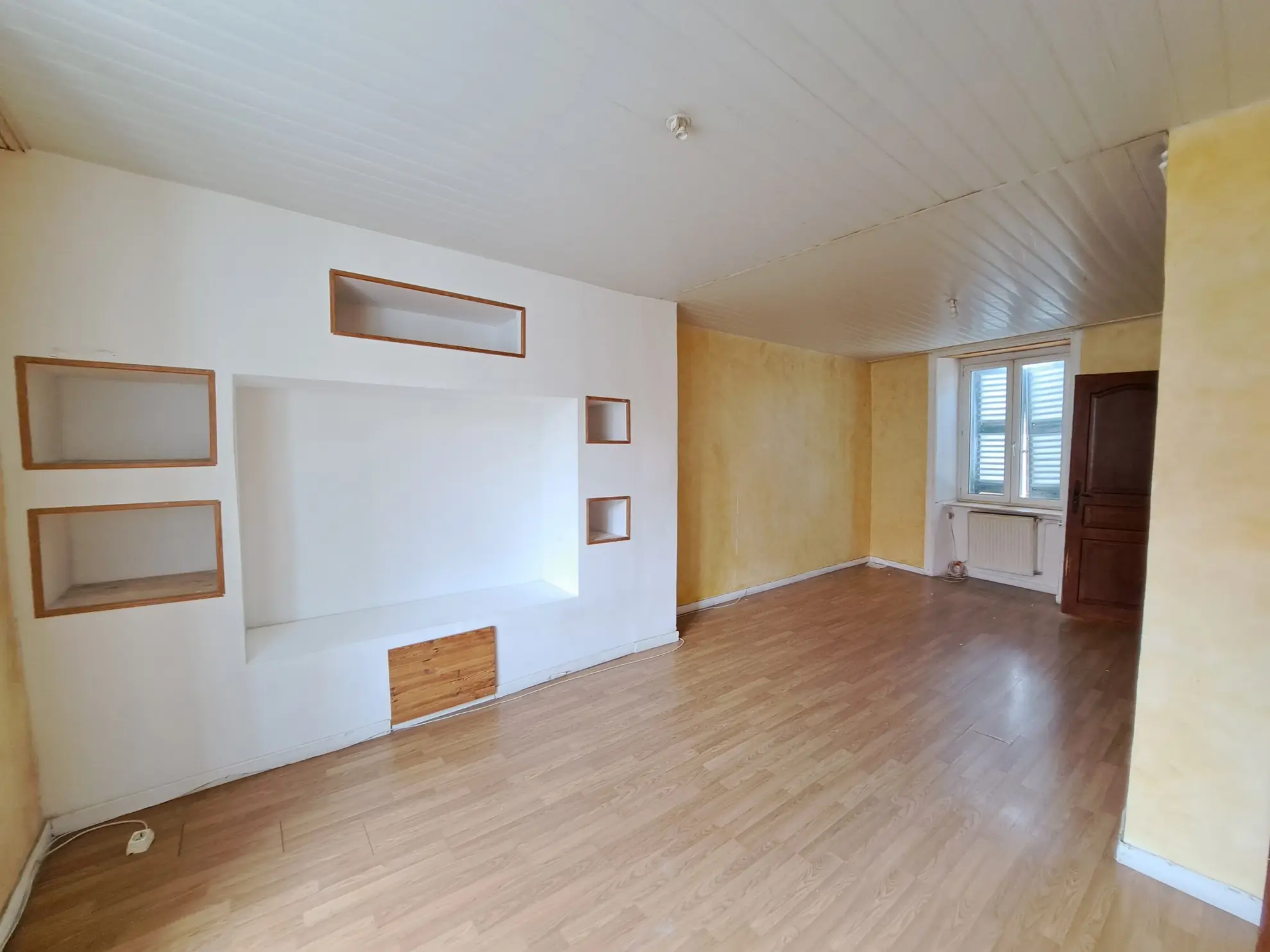 Maison de ville à rénover à Ambert de 145 m² avec garage et cave, à vendre à 74 500 euros 