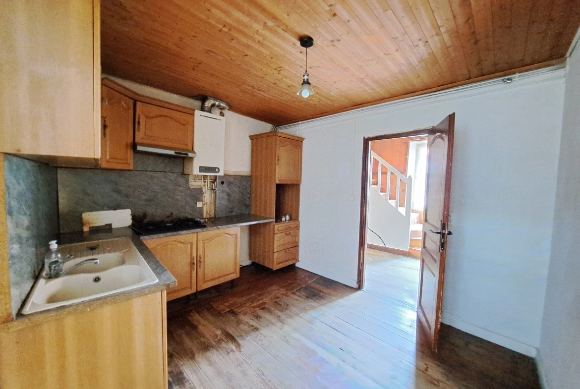 Maison de ville à rénover à Ambert de 145 m² avec garage et cave, à vendre à 74 500 euros 