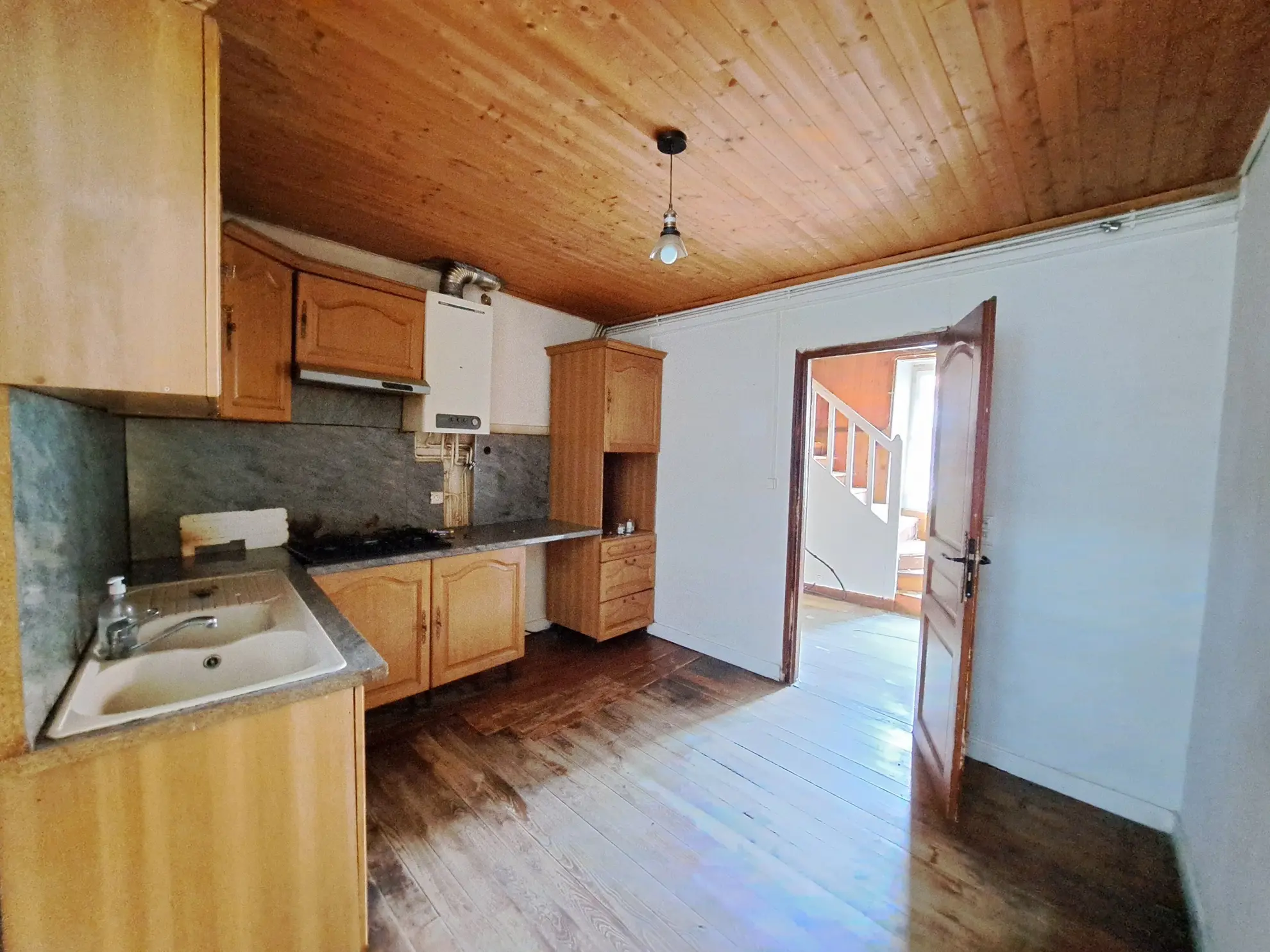 Maison de ville à rénover à Ambert de 145 m² avec garage et cave, à vendre à 74 500 euros 