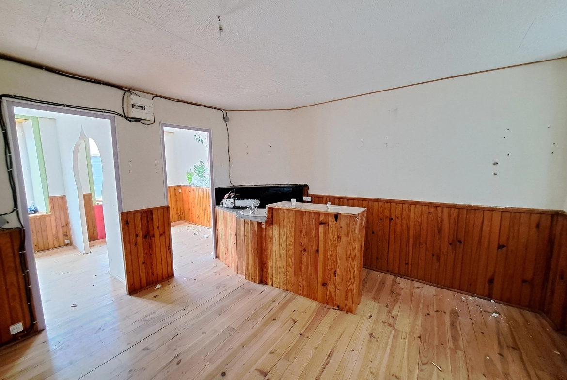 Maison de ville à rénover à Ambert de 145 m² avec garage et cave, à vendre à 74 500 euros 
