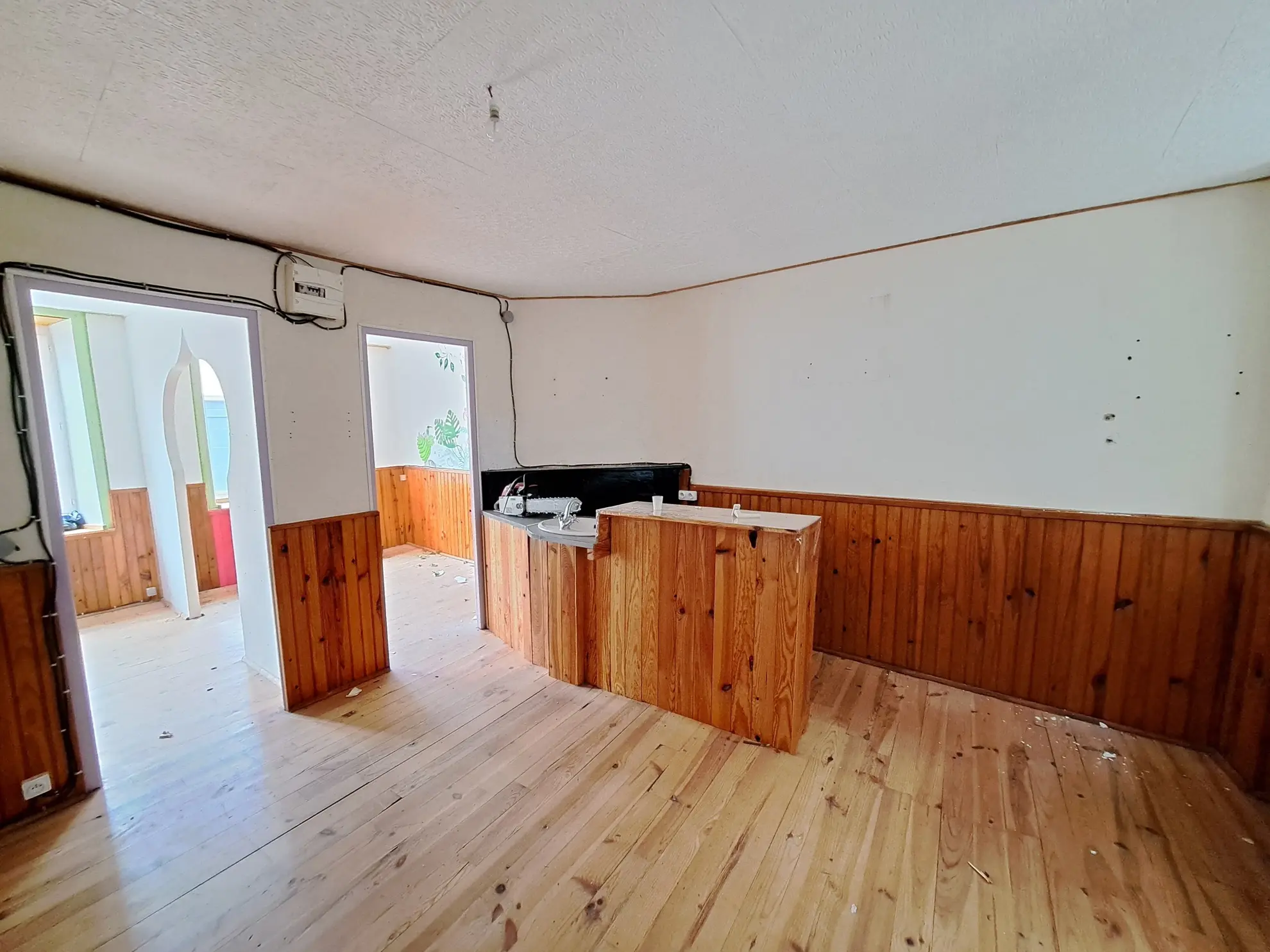 Maison de ville à rénover à Ambert de 145 m² avec garage et cave, à vendre à 74 500 euros 