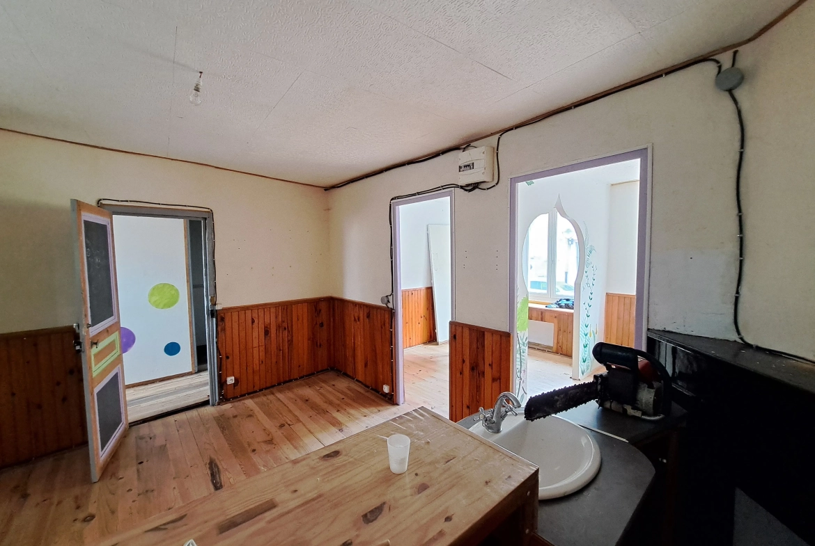 Maison de ville à rénover à Ambert de 145 m² avec garage et cave, à vendre à 74 500 euros 