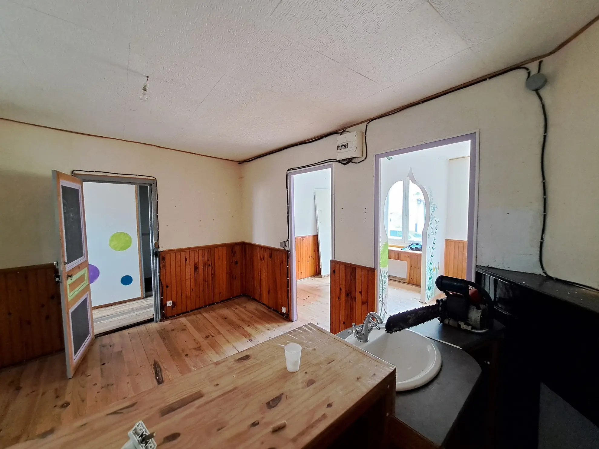 Maison de ville à rénover à Ambert de 145 m² avec garage et cave, à vendre à 74 500 euros 