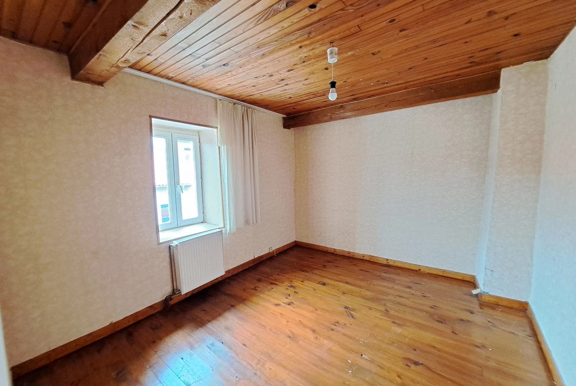 Maison de ville à rénover à Ambert de 145 m² avec garage et cave, à vendre à 74 500 euros 