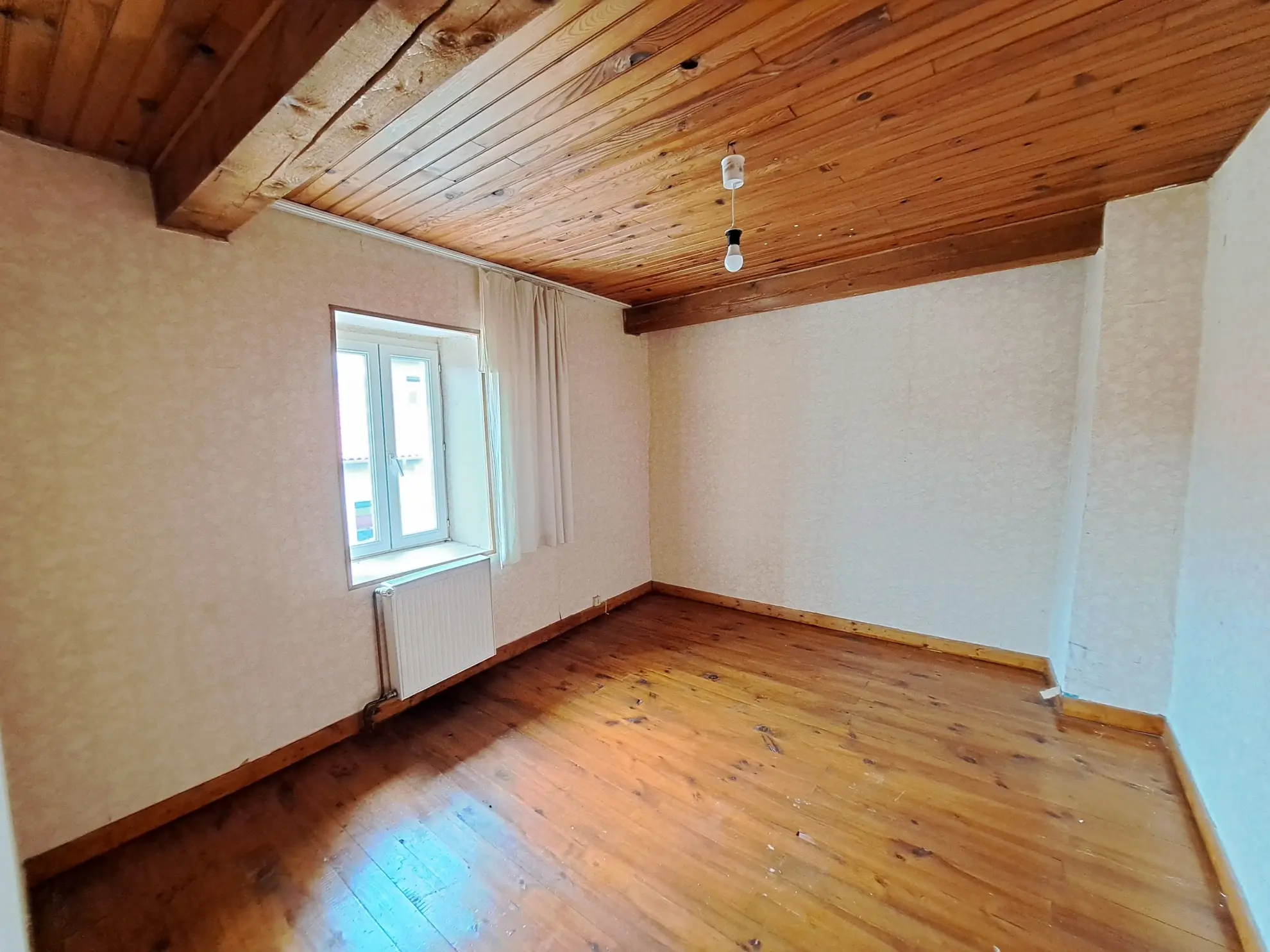 Maison de ville à rénover à Ambert de 145 m² avec garage et cave, à vendre à 74 500 euros 