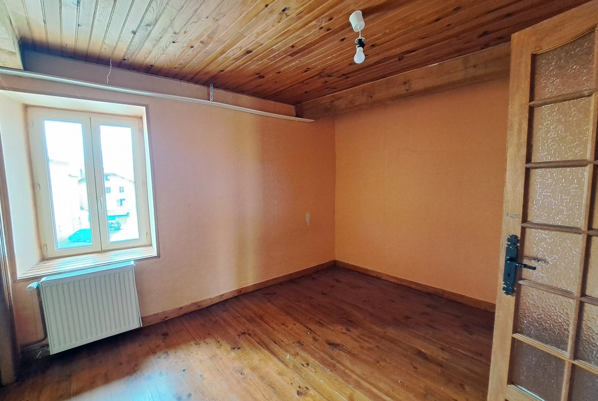 Maison de ville à rénover à Ambert de 145 m² avec garage et cave, à vendre à 74 500 euros 