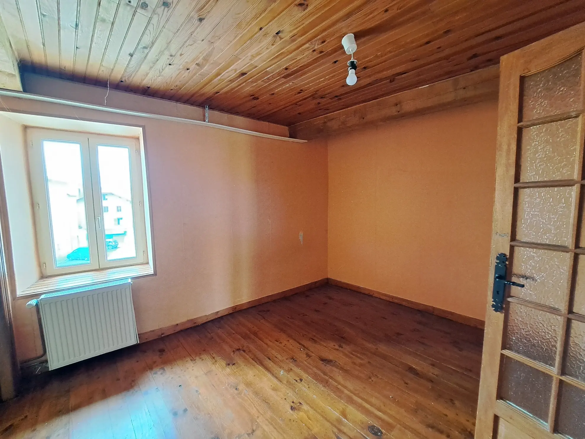 Maison de ville à rénover à Ambert de 145 m² avec garage et cave, à vendre à 74 500 euros 