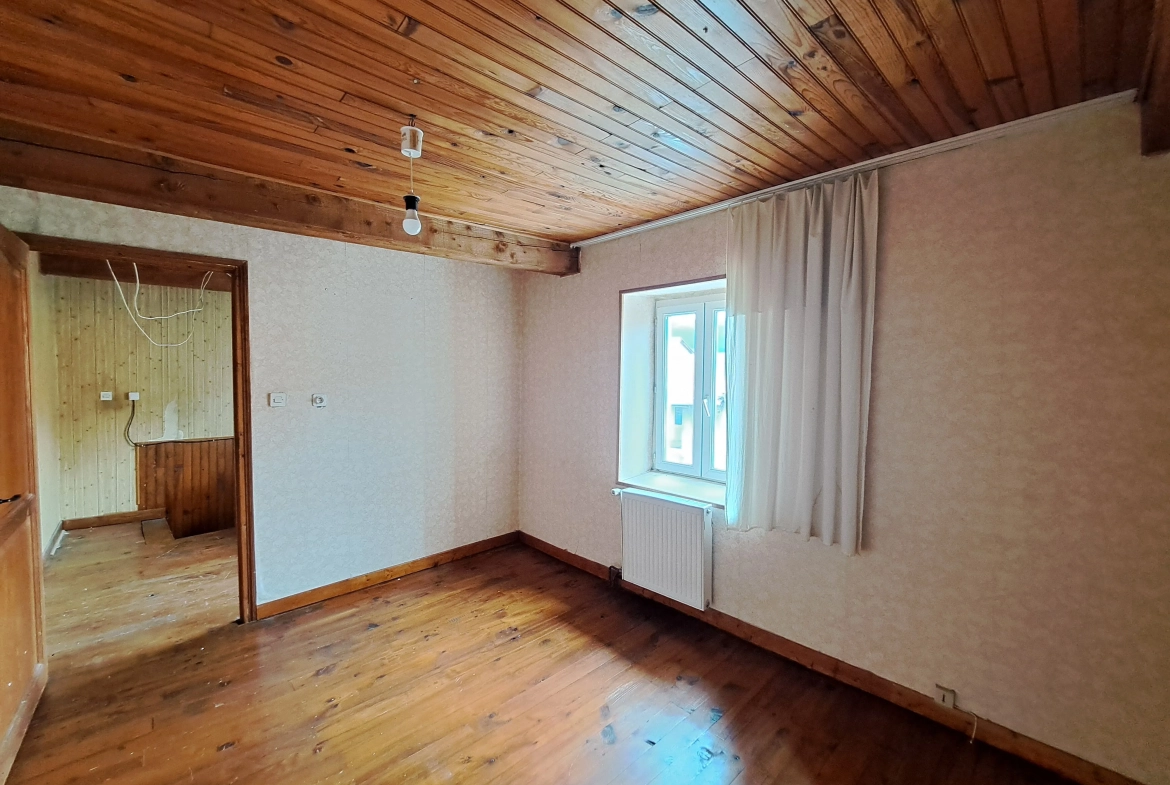 Maison de ville à rénover à Ambert de 145 m² avec garage et cave, à vendre à 74 500 euros 
