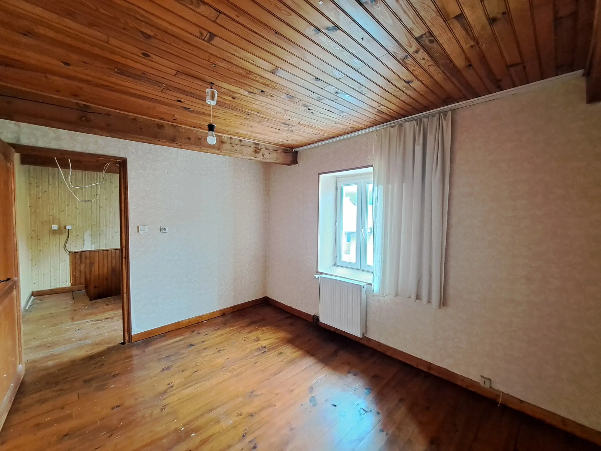 Maison de ville à rénover à Ambert de 145 m² avec garage et cave, à vendre à 74 500 euros 